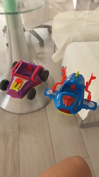 Lote de juguetes: coche, moto, figuras