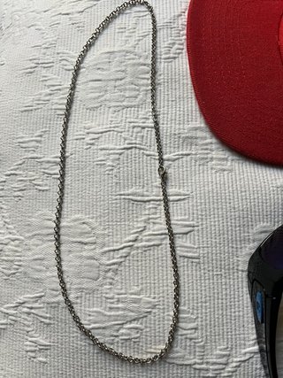 Lote: Gorra Roja + Gafas Deportivas + Cadena
