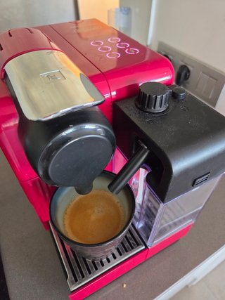 Cafetera Nespresso De'Longhi Roja