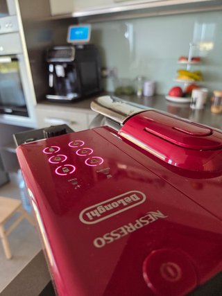 Cafetera Nespresso De'Longhi Roja
