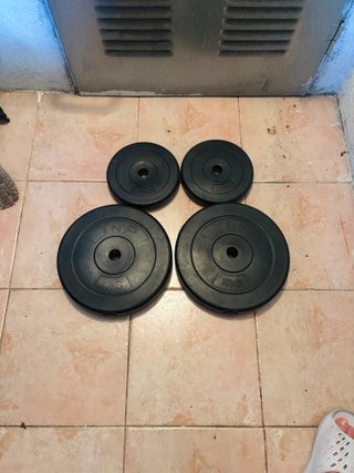 Banco de Gimnasio con Barra y Mancuernas