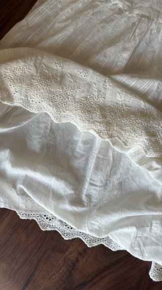Vestido blanco fresco y atemporal. De Springfield