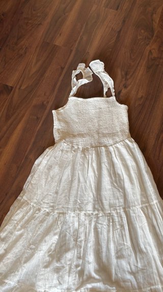 Vestido blanco fresco y atemporal. De Springfield