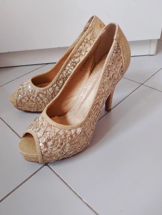 Zapatos de tacón dorados talla 40/39