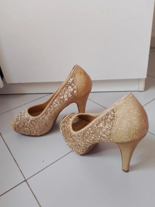 Zapatos de tacón dorados talla 40/39