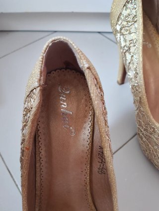 Zapatos de tacón dorados talla 40/39