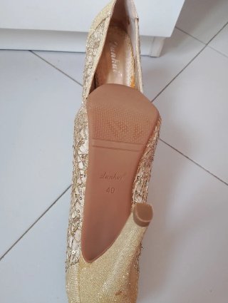 Zapatos de tacón dorados talla 40/39