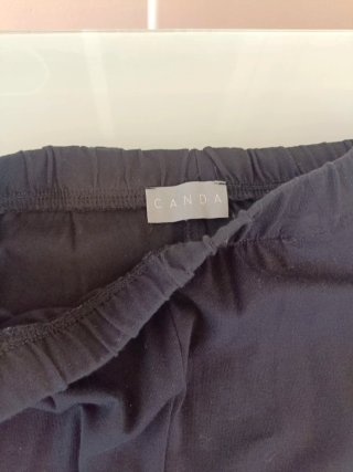 Pantalón negro bajo rodilla