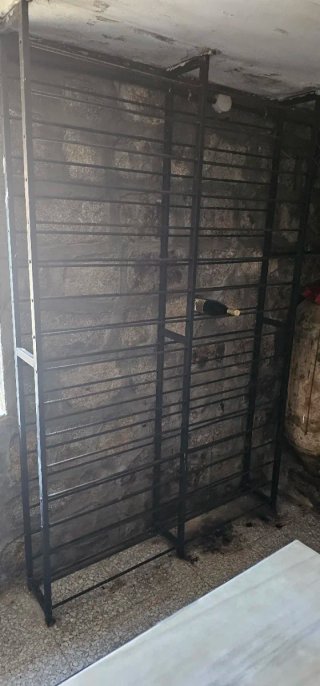 Estructura botellero hierro forjado para bodega