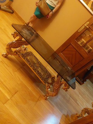 Mesa de centro dorada con sobre de cristal