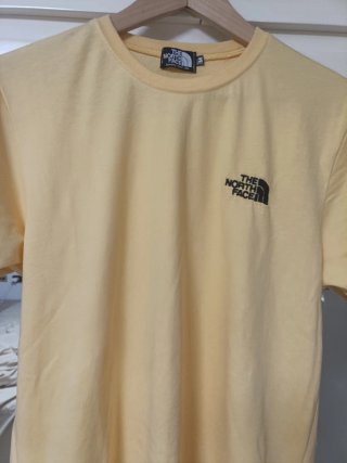 Camiseta The North Face amarilla Talla M