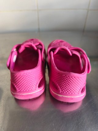 Zuecos rosas para bebé