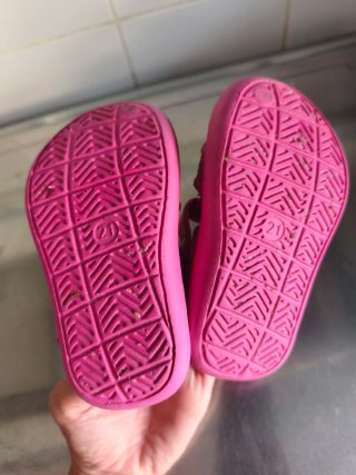 Zuecos rosas para bebé