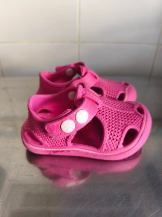 Zuecos rosas para bebé