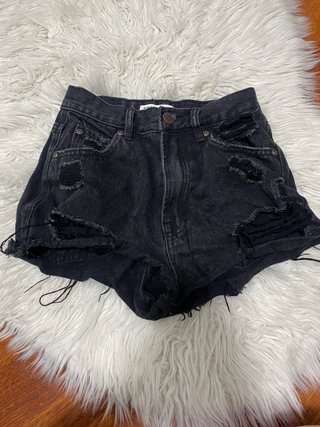 Pantalón corto vaquero negro desgarrado