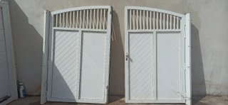 Puerta de garaje aluminio para parcela