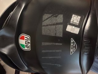 Casco de moto negro con visor naranja