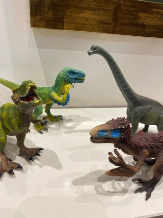 Lote 4 figuras dinosaurios dos son articulados