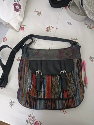 Bolso bandolera multicolor y negro