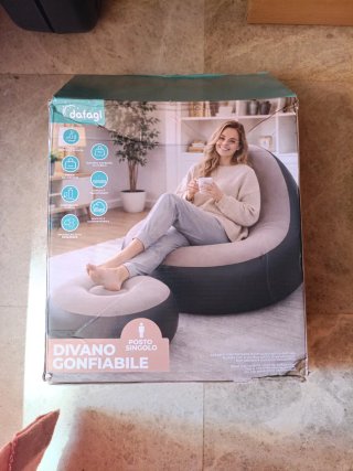 Sofá hinchable Dafagi con reposapiés