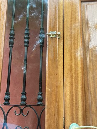 Puerta principal madera roble con reja