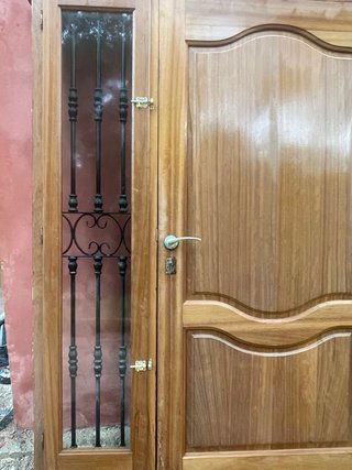 Puerta principal madera roble con reja