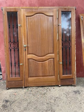 Puerta principal madera roble con reja