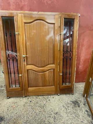Puerta principal madera roble con reja
