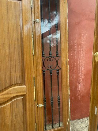 Puerta principal madera roble con reja