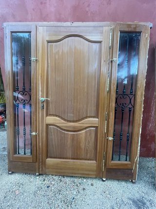 Puerta principal madera roble con reja