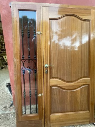 Puerta principal madera roble con reja