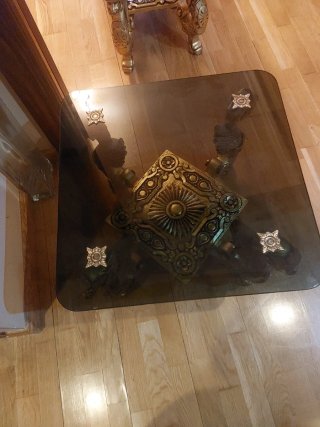 Mesa auxiliar dorada con dragones