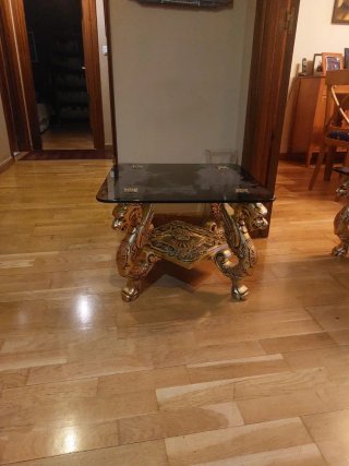 Mesa auxiliar dorada con dragones