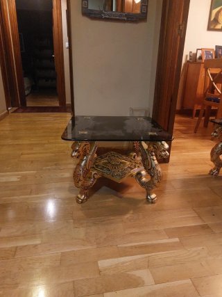 Mesa auxiliar dorada con dragones