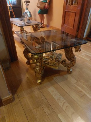 Mesa auxiliar dorada con dragones