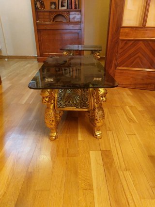 Mesa auxiliar dorada con dragones