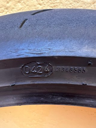 Dunlop D211 GP Racer (medium).  120/70