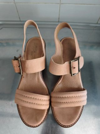Zuecos de piel y madera