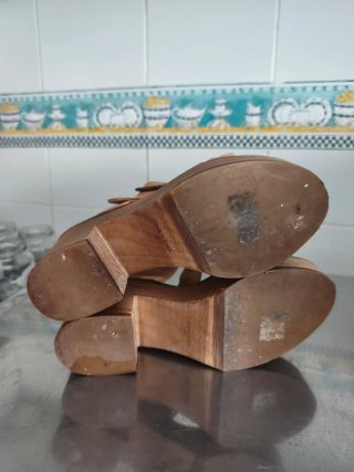 Zuecos de piel y madera