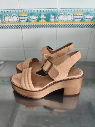 Zuecos de piel y madera