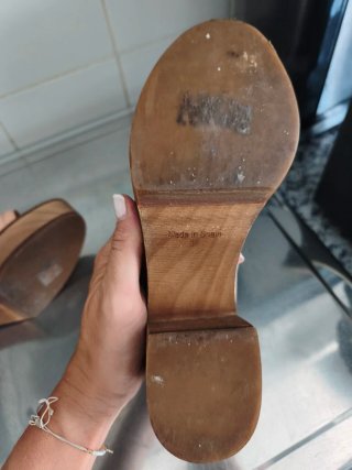 Zuecos de piel y madera