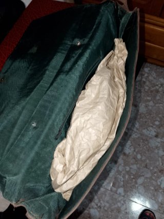 Bolso de piel marrón con adornos dorados