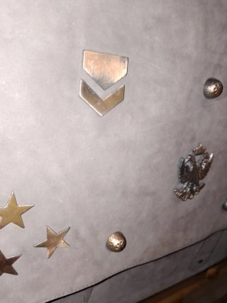 Bolso de piel marrón con adornos dorados