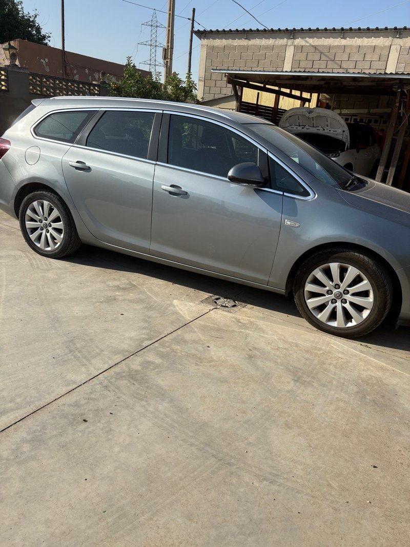 Opel Astra 2011 - foto 1