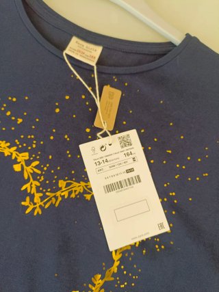 Camiseta azul con corazón dorado