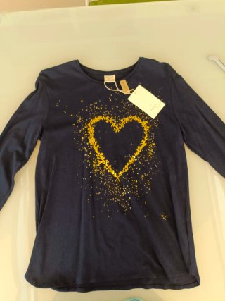 Camiseta azul con corazón dorado