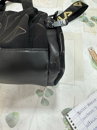Bolso Fila Negro y Dorado
