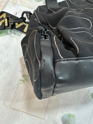 Bolso Fila Negro y Dorado