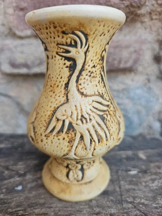 Jarrón antiguo de cerámica beige y marrón