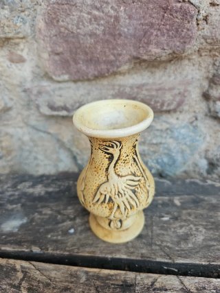 Jarrón antiguo de cerámica beige y marrón